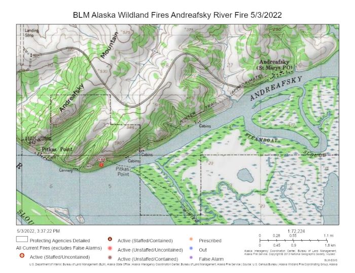 Topographic map showing location of red fire dot near the confluence of two rivers.