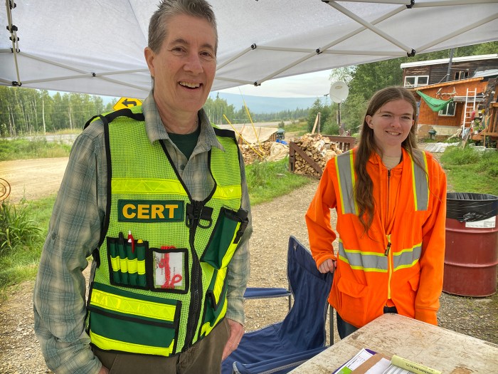 Community volunteers Wendy and Cassie at the Lost Horse Creek Fire