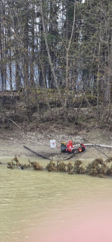 Pump site drafting out of the river on the Sawmill Creek Fire (#079) 