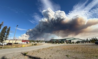 Smoke Column from Mukluk Fire is visible to the north of the Tok School.