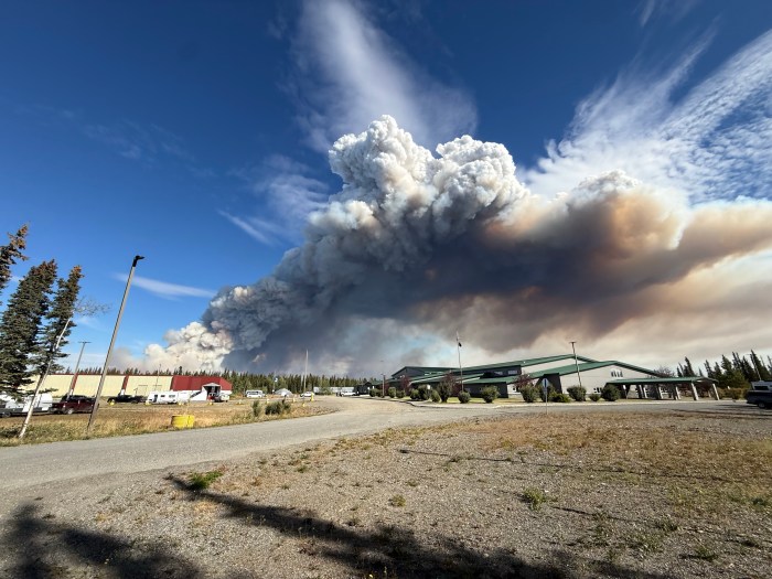 Smoke Column from Mukluk Fire is visible to the north of the Tok School.